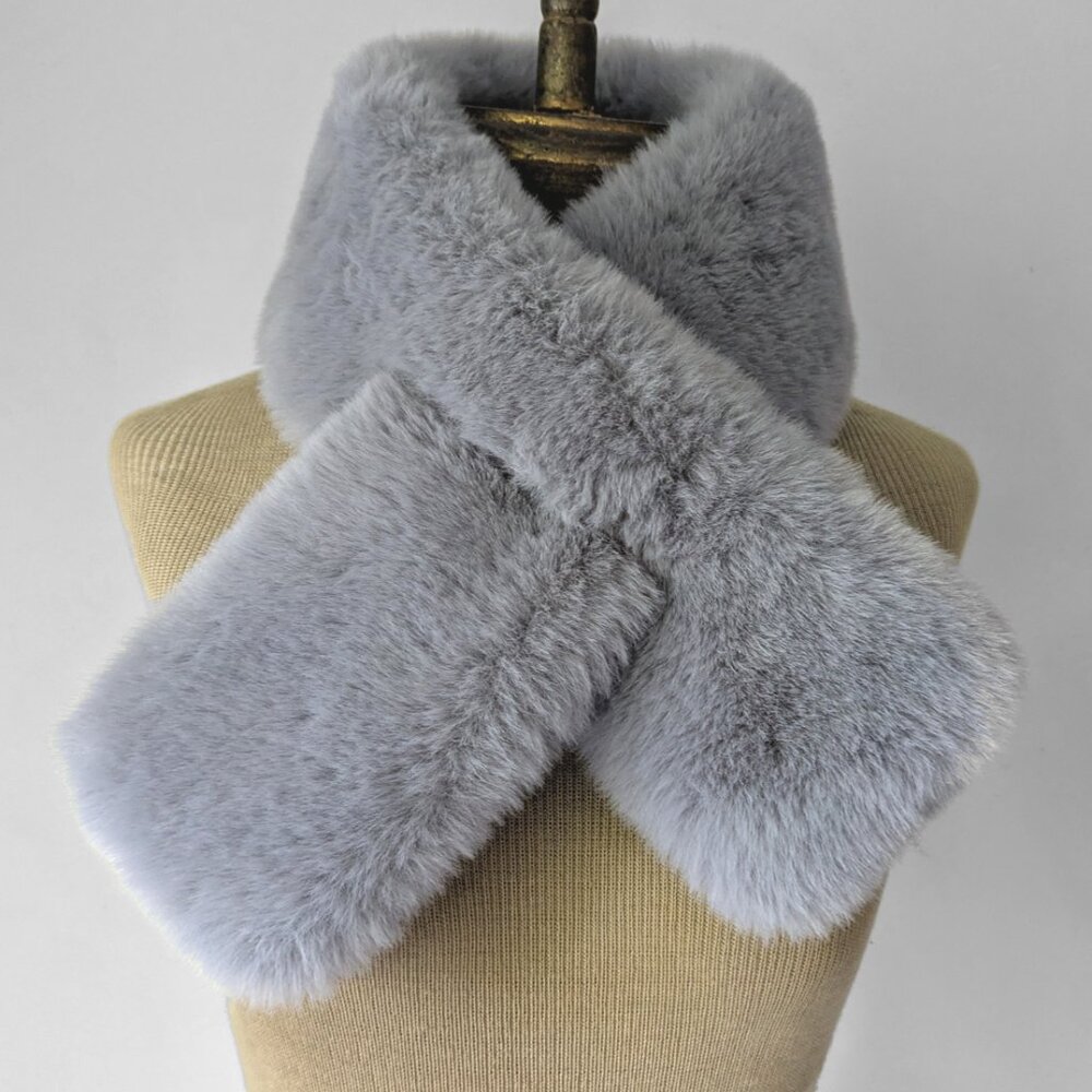 Light gray faux fur collar scarf